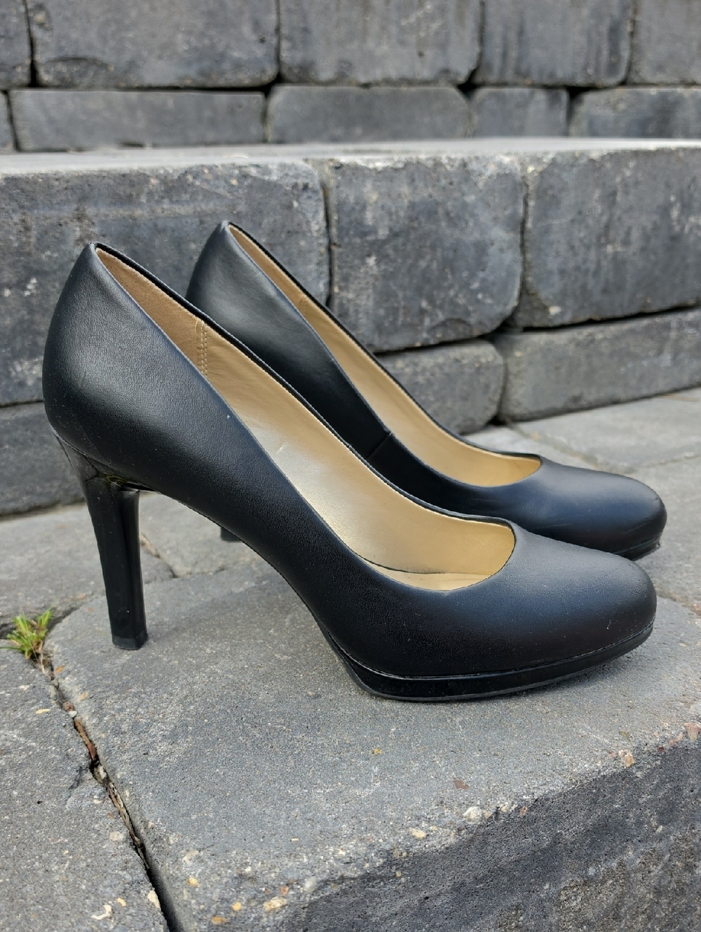 Bandolino Black Round-Toe High Heel Pumps